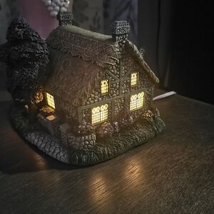 Hawthorn Village Sculpture “Old Porterfield Antique Charming Cottage Decor